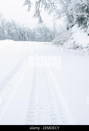 Markierung der Fahrbahn auf Schnee Stockfoto