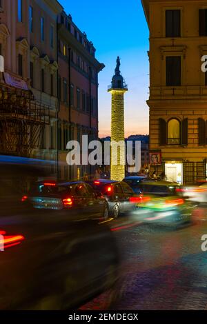 Rom, Italien - 03. Okt 2018: Trajans Säule am Abend, Rom, Italien Stockfoto