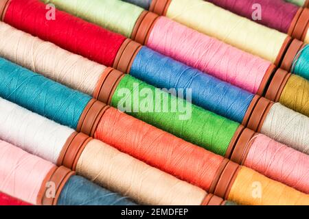 Bunte Baumwollfaden Rollen Nahaufnahme Bild. Stockfoto
