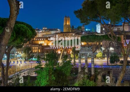 Rom, Italien - 03. Okt 2018: Nachtansicht der antiken Gebäude Roms: Der Trajan-Markt und der Milizturm Stockfoto