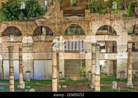 Rom, Italien - 03. Okt 2018: Nachtbeleuchtung der antiken Ruinen im Zentrum von Rom Stockfoto