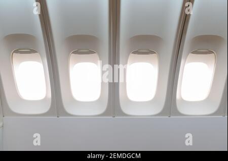 Fensterrahmen auf Flugzeug mit weißer Farbe leeren Raum Stockfoto