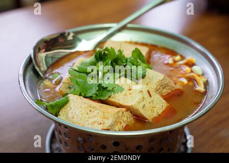 Essen stinkende Tofu Hot Pot mit würziger Suppe mit Löffel, traditionelle Street Food in Taiwan. Stockfoto