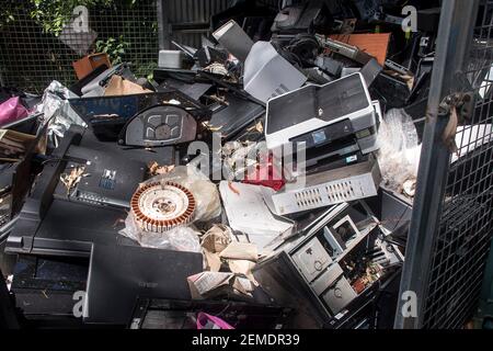 E-Abfallsammlung im ländlichen australischen Recycling-Zentrum. Alte Computer, Bildschirme und verschiedene Elektronikschrott. Stockfoto