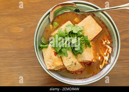 Essen stinkende Tofu Hot Pot mit würziger Suppe mit Löffel, traditionelle Street Food in Taiwan. Stockfoto