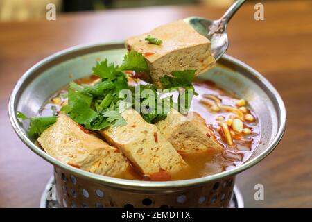 Essen stinkende Tofu Hot Pot mit würziger Suppe mit Löffel, traditionelle Street Food in Taiwan. Stockfoto