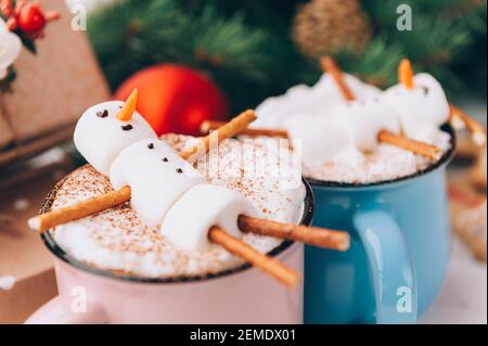 Tassen mit heißer Schokolade, in denen die Männer vom Marshmallow entspannen. Konzept eines Paares Stockfoto