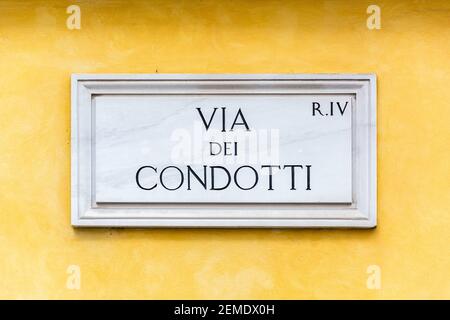 Rom, Italien - 04. Okt 2018: Via dei Condotti, Straßenschild an der Wand in Rom, Italien Stockfoto