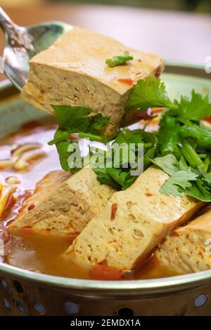 Essen stinkende Tofu Hot Pot mit würziger Suppe mit Löffel, traditionelle Street Food in Taiwan. Stockfoto