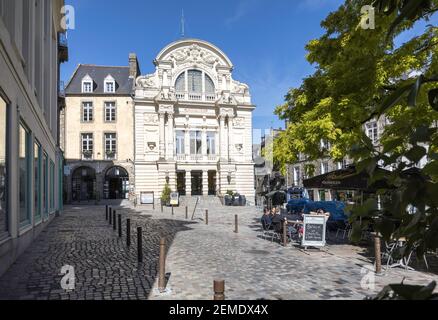 Place du Theatre, Fougeres, Frankreich mit dem Theater im Hintergrund und einem Open-Air-Café mit Kunden im Vordergrund an einem sonnigen Tag Stockfoto