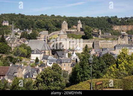 Die Altstadt von Fougeres, Bretagne, Frankreich vom Jardin Public mit dem Schloss im Hintergrund an einem hellen und sonnigen Sommertag Stockfoto