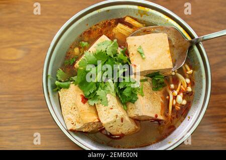 Essen stinkende Tofu Hot Pot mit würziger Suppe mit Löffel, traditionelle Street Food in Taiwan. Stockfoto