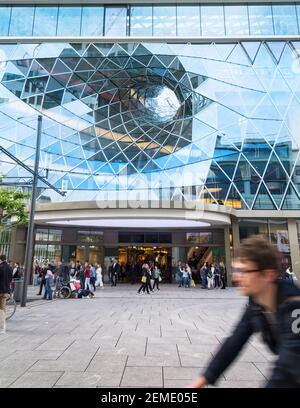 FRANKFURT AM MAIN, Deutschland - 18. MAI 2016: MyZeil - das Einkaufszentrum in der Innenstadt von Frankfurt. Es wurde von dem römischen Architekten Massimiliano Fuksas entworfen Stockfoto