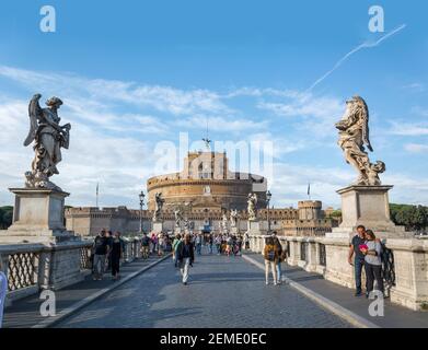 Rom, Italien - 04. Okt 2018: Touristen, die entlang der Brücke des Heiligen Engels gehen, die zum Schloss des Heiligen Engels in Rom führt Stockfoto