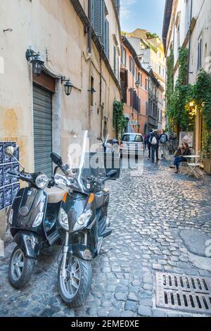 Rom, Italien - 04. Okt 2018: Rom ist voll von krummen engen Gassen Stockfoto