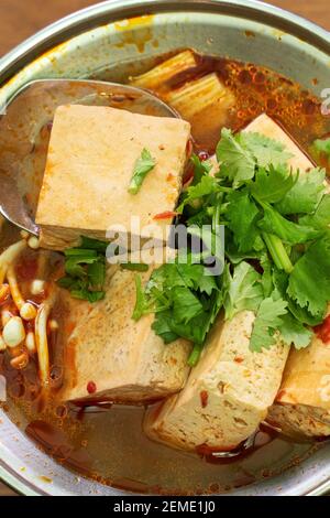 Essen stinkende Tofu Hot Pot mit würziger Suppe mit Löffel, traditionelle Street Food in Taiwan. Stockfoto