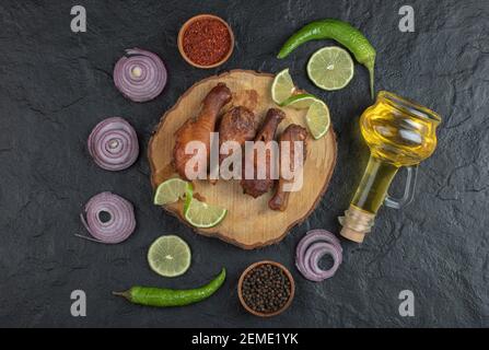 Draufsicht auf Foto gegrillte Hähnchenschenkel mit Gemüse Stockfoto