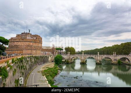 Rom, Italien - 05. Okt 2018: Touristen, die entlang der Brücke des Heiligen Engels gehen, die zum Schloss des Heiligen Engels in Rom führt Stockfoto