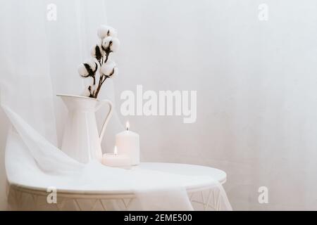 Details des Stilllebens im Wohnzimmer auf weißem Hintergrund. Kerze, Vase. Moody. Platz für Text kopieren Stockfoto