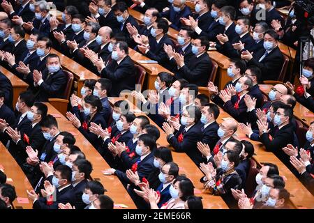 Peking, China. Februar 2021, 25th. In der Großen Halle des Volkes in Peking, der Hauptstadt Chinas, findet am 25. Februar 2021 eine große Versammlung statt, um die Erfolge der Armutsbekämpfung der Nation zu würdigen und vorbildliche Armutskämpfer zu ehren. Quelle: Li Xiang/Xinhua/Alamy Live News Stockfoto