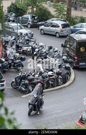 Rom, Italien, 05.Oktober, 2018: Pandämonium der Motorräder auf den Straßen des antiken Rom Stockfoto