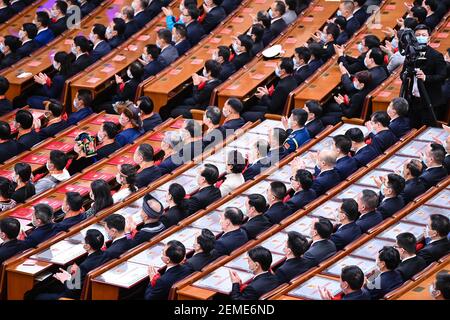 Peking, China. Februar 2021, 25th. In der Großen Halle des Volkes in Peking, der Hauptstadt Chinas, findet am 25. Februar 2021 eine große Versammlung statt, um die Erfolge der Armutsbekämpfung der Nation zu würdigen und vorbildliche Armutskämpfer zu ehren. Quelle: Li Xiang/Xinhua/Alamy Live News Stockfoto