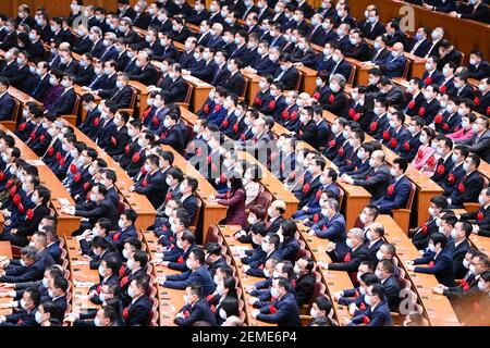 Peking, China. Februar 2021, 25th. In der Großen Halle des Volkes in Peking, der Hauptstadt Chinas, findet am 25. Februar 2021 eine große Versammlung statt, um die Erfolge der Armutsbekämpfung der Nation zu würdigen und vorbildliche Armutskämpfer zu ehren. Quelle: Li Xiang/Xinhua/Alamy Live News Stockfoto