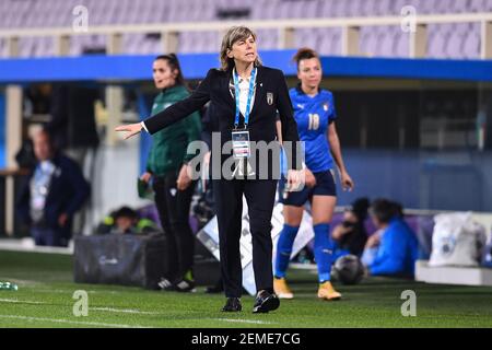 Florenz, Italien. Februar 2021, 24th. Florenz, Italien, Stadion Artemio Franchi, 24. Februar 2021, Milena Bertolini (Cheftrainer Italien) während der UEFA Women's EURO 2022 Qualifikation - Italien gegen Israel - UEFA Fußball-Europameisterschaft Kredit: Lisa Guglielmi/LPS/ZUMA Wire/Alamy Live News Stockfoto