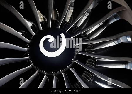 Turbinenschaufeln eines Flugzeugtriebwerks. Nahaufnahme Turbinen Motor. Luftfahrttechnologien. Flugzeug Jet schwarz Detail während der Wartung. Hintergrund. M Stockfoto
