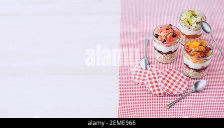 Haferflocken mit Obst und Müsli in einem Glas Stockfoto