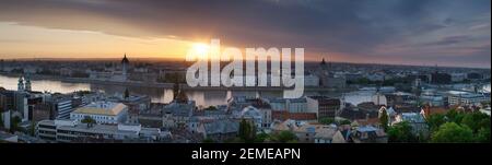 Schöner Sonnenaufgang Panoramablick in der touristischen Destination Budapest mit Donau, fotografiert von der Burg; Farbfoto No,1 Stockfoto