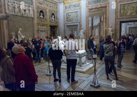 Rom, Italien - 05. Okt 2018: Touristen bewundern die Skulptur in der Galleria Borghese, Rom Stockfoto