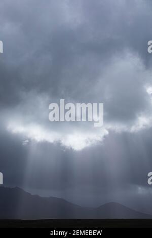 Sonnenstrahlen durchbrechen den Wolkenhimmel, Sonne, Wolken, Himmel, Sonnenstrahl, Sonnenstrahlen, Sonnenstrahlen, Sonnenstrahlen, Wolkenhimmel, Himmel, Isl Stockfoto