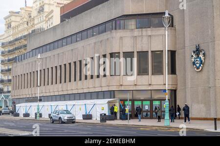 Brighton UK 25th February 2021 - Menschen kommen heute Morgen im Brighton Centre an, um ihre NHS COVID-19-Coronavirus-Impfungen zu erhalten : Credit Simon Dack / Alamy Live News Stockfoto