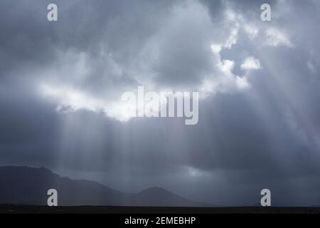 Sonnenstrahlen durchbrechen den Wolkenhimmel, Sonne, Wolken, Himmel, Sonnenstrahl, Sonnenstrahlen, Sonnenstrahlen, Sonnenstrahlen, Wolkenhimmel, Himmel, Isl Stockfoto