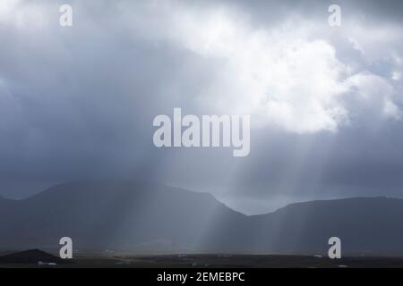 Sonnenstrahlen durchbrechen den Wolkenhimmel, Sonne, Wolken, Himmel, Sonnenstrahl, Sonnenstrahlen, Sonnenstrahlen, Sonnenstrahlen, Wolkenhimmel, Himmel, Isl Stockfoto