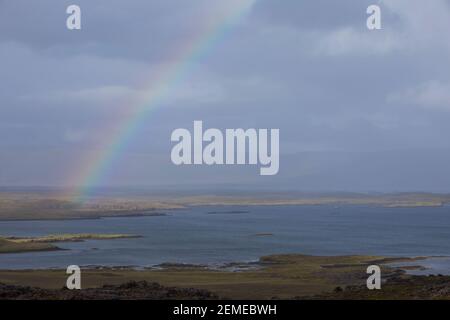 Regenbogen über den Westfjorden Islands, Westfjorde, Westfjord, Regenbogen, Insel, Island Stockfoto