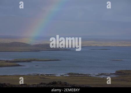 Regenbogen über den Westfjorden Islands, Westfjorde, Westfjord, Regenbogen, Insel, Island Stockfoto