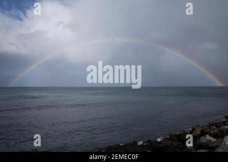 Regenbogen über den Westfjorden Islands, Westfjorde, Westfjord, Regenbogen, Insel, Island Stockfoto