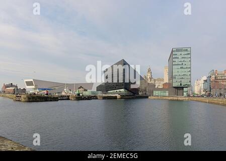 Liverpool, Großbritannien, 2nd. Februar 2020: Museum of liverpool, Liver Building und Regus Büros an einem sonnigen Tag über der Docking Station Stockfoto