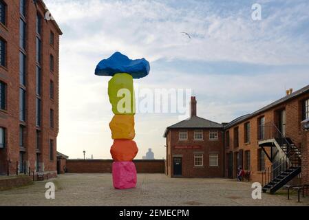 Liverpool, Großbritannien, 2nd. Februar 2020: Lebendige Farben der liverpooler Bergskulptur von Ugo Rondinone vor blauem Himmel außerhalb der Tate. Stockfoto