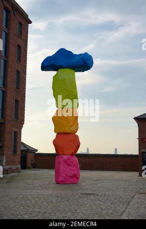 Liverpool, Großbritannien, 2nd. Februar 2020: Vollbildaufnahme der farbenfrohen, modernen und abstrakten Skulptur von Ugo Rondinone vor der Tate Gallery Stockfoto