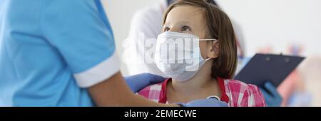 Arzt hört Mädchen beim Empfang beim Atmen mit Stethoskop zu Klinik Stockfoto