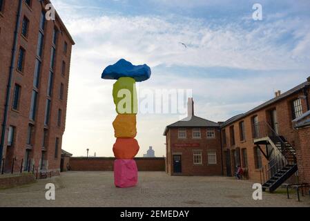 Liverpool, Großbritannien, 2nd. Februar 2020: Natürliche Perspektive der farbenfrohen Liverpool-Bergskulptur vor der Tate Gallery in Liverpool Stockfoto