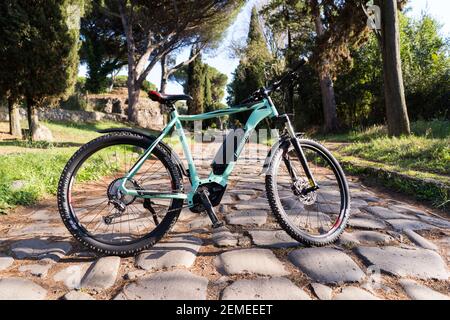 Ein elektrisches Mountainbike auf Kopfsteinpflaster Stockfoto