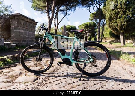 Ein elektrisches Mountainbike auf Kopfsteinpflaster Stockfoto