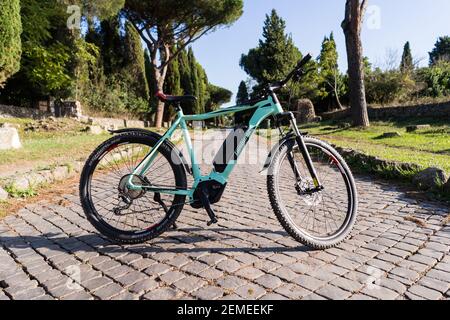 Ein elektrisches Mountainbike auf Kopfsteinpflaster Stockfoto