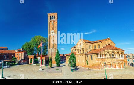 Kirche Santa Maria e San Donato und Glockenturm Backsteingebäude auf Campo San Donato Platz in Murano Inseln, Provinz Venedig, Region Venetien, Nort Stockfoto