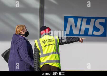 Preston, Lancashire. Februar 2021, 25th. Freiwillige Helfer im NHS Covid 19 Impfzentrum. Nationale Impfprogramme im Vereinigten Königreich, in denen die gemeldete Impfstoffaufnahme in Gebieten mit einem höheren Anteil an ethnischen Minderheiten geringer ist, um einen Coronavirus-Jab zu nehmen. Quelle: MediaWorldImages/AlamyLiveNews. Stockfoto