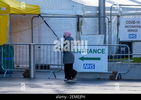 Preston, Lancashire. Februar 2021, 25th. Freiwillige Helfer im NHS Covid 19 Impfzentrum. Nationale Impfprogramme im Vereinigten Königreich, in denen die gemeldete Impfstoffaufnahme in Gebieten mit einem höheren Anteil an ethnischen Minderheiten geringer ist, um einen Coronavirus-Jab zu nehmen. Quelle: MediaWorldImages/AlamyLiveNews. Stockfoto